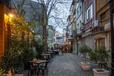 PLOVDIV, BULGARIA - 8 Nisan 2023: Bulgaristan 'ın Plovdiv kentinin merkezi yaya caddelerinin şaşırtıcı Sunset Manzarası