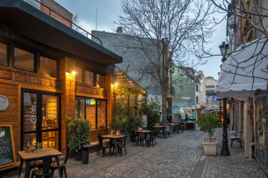 PLOVDIV, BULGARIA - 8 Nisan 2023: Bulgaristan 'ın Plovdiv kentinin merkezi yaya caddelerinin şaşırtıcı Sunset Manzarası