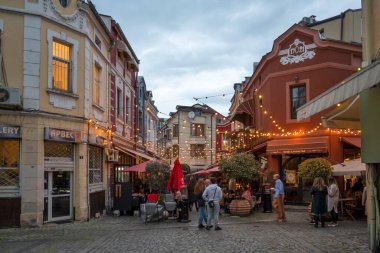 PLOVDIV, BULGARIA - 8 Nisan 2023: Bulgaristan 'ın Plovdiv kentinin merkezi yaya caddelerinin şaşırtıcı Sunset Manzarası