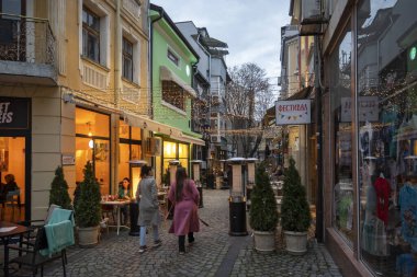 PLOVDIV, BULGARIA - 8 Nisan 2023: Bulgaristan 'ın Plovdiv kentinin merkezi yaya caddelerinin şaşırtıcı Sunset Manzarası