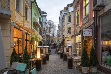 PLOVDIV, BULGARIA - 8 Nisan 2023: Bulgaristan 'ın Plovdiv kentinin merkezi yaya caddelerinin şaşırtıcı Sunset Manzarası