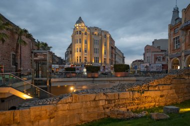 PLOVDIV, BULGARIA - 8 Nisan 2023: Bulgaristan 'ın Plovdiv kentinin merkezi yaya caddelerinin şaşırtıcı Sunset Manzarası