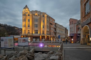 PLOVDIV, BULGARIA - 8 Nisan 2023: Bulgaristan 'ın Plovdiv kentinin merkezi yaya caddelerinin şaşırtıcı Sunset Manzarası