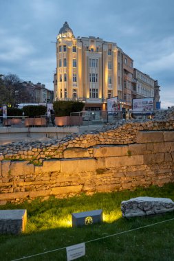 PLOVDIV, BULGARIA - 8 Nisan 2023: Bulgaristan 'ın Plovdiv kentinin merkezi yaya caddelerinin şaşırtıcı Sunset Manzarası