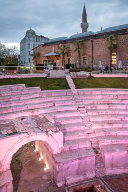 PLOVDIV, BULGARIA - 8 Nisan 2023: Bulgaristan 'ın Plovdiv kentinin merkezi yaya caddelerinin şaşırtıcı Sunset Manzarası