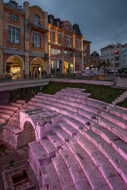 PLOVDIV, BULGARIA - 8 Nisan 2023: Bulgaristan 'ın Plovdiv kentinin merkezi yaya caddelerinin şaşırtıcı Sunset Manzarası