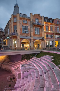 PLOVDIV, BULGARIA - 8 Nisan 2023: Bulgaristan 'ın Plovdiv kentinin merkezi yaya caddelerinin şaşırtıcı Sunset Manzarası