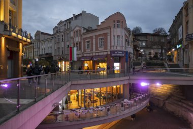 PLOVDIV, BULGARIA - 8 Nisan 2023: Bulgaristan 'ın Plovdiv kentinin merkezi yaya caddelerinin şaşırtıcı Sunset Manzarası