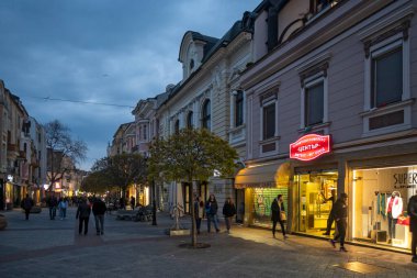 PLOVDIV, BULGARIA - 8 Nisan 2023: Bulgaristan 'ın Plovdiv kentinin merkezi yaya caddelerinin şaşırtıcı Sunset Manzarası