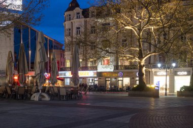 PLOVDIV, BULGARIA - 8 Nisan 2023: Bulgaristan 'ın Plovdiv kentinin merkezi yaya caddelerinin şaşırtıcı Sunset Manzarası