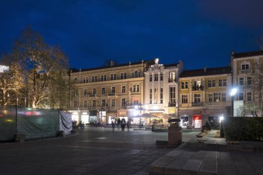 PLOVDIV, BULGARIA - 8 Nisan 2023: Bulgaristan 'ın Plovdiv kentinin merkezi yaya caddelerinin şaşırtıcı Sunset Manzarası