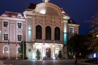 PLOVDIV, BULGARIA - 8 Nisan 2023: Bulgaristan 'ın Plovdiv kentinin merkezi yaya caddelerinin şaşırtıcı Sunset Manzarası