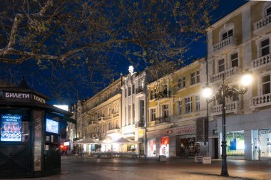 PLOVDIV, BULGARIA - 8 Nisan 2023: Bulgaristan 'ın Plovdiv kentinin merkezi yaya caddelerinin şaşırtıcı Sunset Manzarası