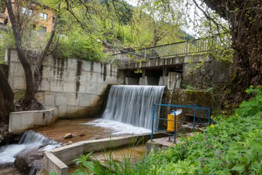 Crazy Mary Nehri 'ndeki Şelale Bahar Manzarası, Belasitsa Dağı, Bulgaristan