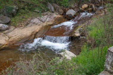 Crazy Mary Nehri 'ndeki Şelale Bahar Manzarası, Belasitsa Dağı, Bulgaristan