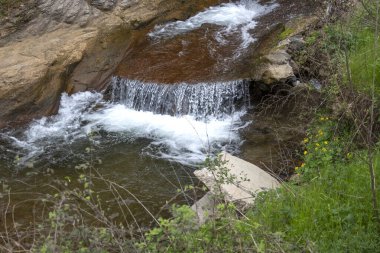 Crazy Mary Nehri 'ndeki Şelale Bahar Manzarası, Belasitsa Dağı, Bulgaristan