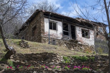 Bulgaristan 'ın Blagoevgrad Bölgesi, Ograzhden Dağı' ndaki Dolene Köyü Panoraması