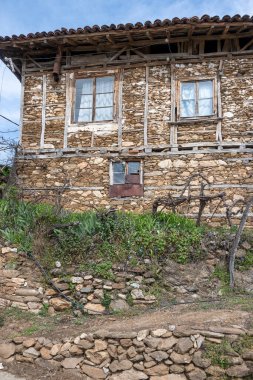 Bulgaristan 'ın Blagoevgrad Bölgesi, Ograzhden Dağı' ndaki Dolene Köyü Panoraması