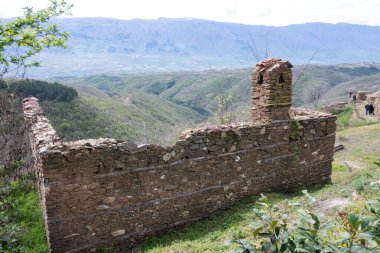 Bulgaristan 'ın Blagoevgrad Bölgesi, Ograzhden Dağı' ndaki Dolene Köyü Panoraması