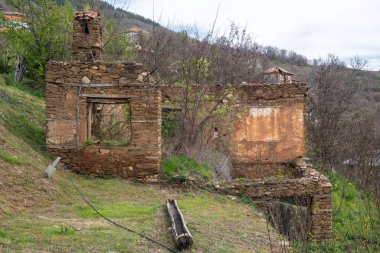 Bulgaristan 'ın Blagoevgrad Bölgesi, Ograzhden Dağı' ndaki Dolene Köyü Panoraması