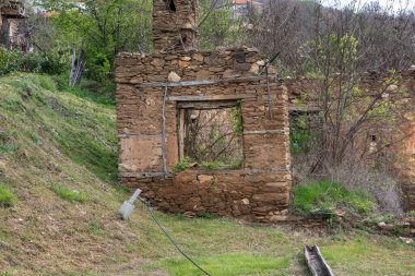 Bulgaristan 'ın Blagoevgrad Bölgesi, Ograzhden Dağı' ndaki Dolene Köyü Panoraması