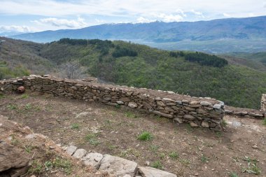 Bulgaristan 'ın Blagoevgrad Bölgesi, Ograzhden Dağı' ndaki Dolene Köyü Panoraması