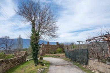 Bulgaristan 'ın Blagoevgrad Bölgesi, Ograzhden Dağı' ndaki Dolene Köyü Panoraması