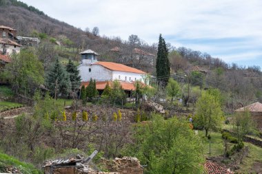 Bulgaristan 'ın Blagoevgrad Bölgesi, Ograzhden Dağı' ndaki Dolene Köyü Panoraması