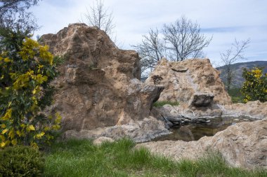 Bulgaristan 'ın Blagoevgrad Bölgesi, Ograzhden Dağı' ndaki Dolene Köyü Panoraması