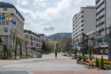 ASENOVGRAD, BULGARIA -11 Nisan 2023: Bulgaristan 'ın Filibe Bölgesi Asenovgrad kentinin merkezi
