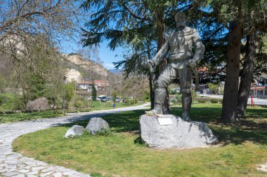 MELNIK, BULGARIA - 13 Nisan 2023: Bulgaristan 'ın Blagoevgrad bölgesindeki Melnik kasabasındaki tipik sokak ve eski evler