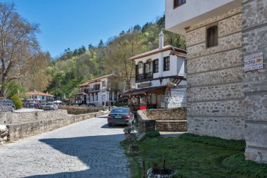 MELNIK, BULGARIA - 13 Nisan 2023: Bulgaristan 'ın Blagoevgrad bölgesindeki Melnik kasabasındaki tipik sokak ve eski evler