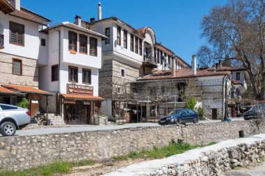 MELNIK, BULGARIA - 13 Nisan 2023: Bulgaristan 'ın Blagoevgrad bölgesindeki Melnik kasabasındaki tipik sokak ve eski evler