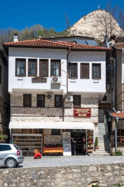 MELNIK, BULGARIA - 13 Nisan 2023: Bulgaristan 'ın Blagoevgrad bölgesindeki Melnik kasabasındaki tipik sokak ve eski evler