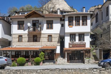 MELNIK, BULGARIA - 13 Nisan 2023: Bulgaristan 'ın Blagoevgrad bölgesindeki Melnik kasabasındaki tipik sokak ve eski evler