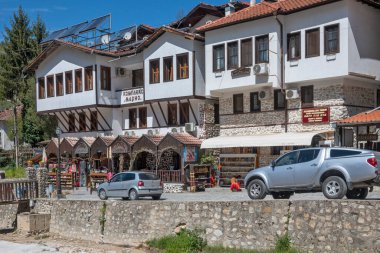 MELNIK, BULGARIA - 13 Nisan 2023: Bulgaristan 'ın Blagoevgrad bölgesindeki Melnik kasabasındaki tipik sokak ve eski evler