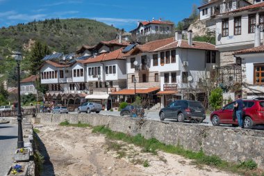 MELNIK, BULGARIA - 13 Nisan 2023: Bulgaristan 'ın Blagoevgrad bölgesindeki Melnik kasabasındaki tipik sokak ve eski evler