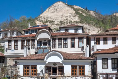 MELNIK, BULGARIA - 13 Nisan 2023: Bulgaristan 'ın Blagoevgrad bölgesindeki Melnik kasabasındaki tipik sokak ve eski evler