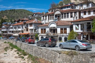 MELNIK, BULGARIA - 13 Nisan 2023: Bulgaristan 'ın Blagoevgrad bölgesindeki Melnik kasabasındaki tipik sokak ve eski evler