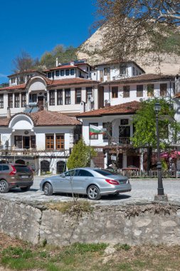 MELNIK, BULGARIA - 13 Nisan 2023: Bulgaristan 'ın Blagoevgrad bölgesindeki Melnik kasabasındaki tipik sokak ve eski evler