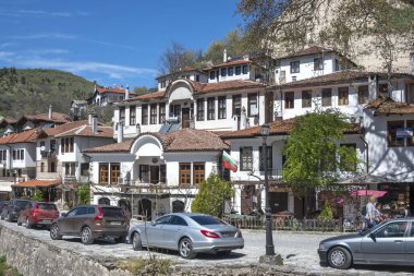MELNIK, BULGARIA - 13 Nisan 2023: Bulgaristan 'ın Blagoevgrad bölgesindeki Melnik kasabasındaki tipik sokak ve eski evler