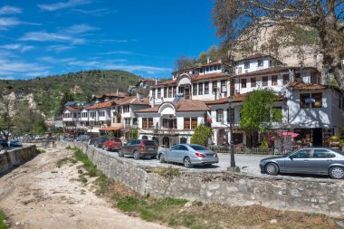 MELNIK, BULGARIA - 13 Nisan 2023: Bulgaristan 'ın Blagoevgrad bölgesindeki Melnik kasabasındaki tipik sokak ve eski evler