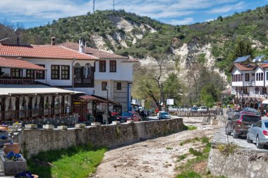 MELNIK, BULGARIA - 13 Nisan 2023: Bulgaristan 'ın Blagoevgrad bölgesindeki Melnik kasabasındaki tipik sokak ve eski evler