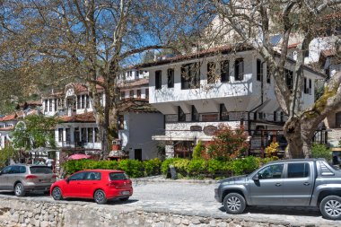 MELNIK, BULGARIA - 13 Nisan 2023: Bulgaristan 'ın Blagoevgrad bölgesindeki Melnik kasabasındaki tipik sokak ve eski evler