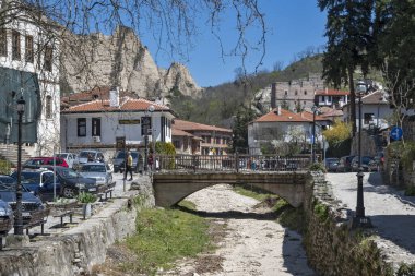 MELNIK, BULGARIA - 13 Nisan 2023: Bulgaristan 'ın Blagoevgrad bölgesindeki Melnik kasabasındaki tipik sokak ve eski evler