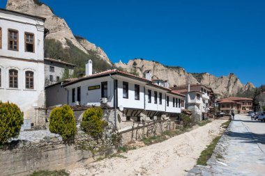 MELNIK, BULGARIA - 13 Nisan 2023: Bulgaristan 'ın Blagoevgrad bölgesindeki Melnik kasabasındaki tipik sokak ve eski evler