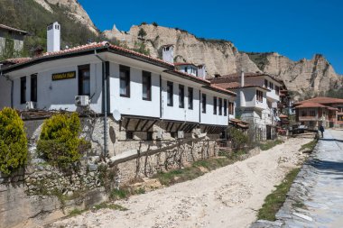 MELNIK, BULGARIA - 13 Nisan 2023: Bulgaristan 'ın Blagoevgrad bölgesindeki Melnik kasabasındaki tipik sokak ve eski evler