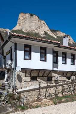 MELNIK, BULGARIA - 13 Nisan 2023: Bulgaristan 'ın Blagoevgrad bölgesindeki Melnik kasabasındaki tipik sokak ve eski evler
