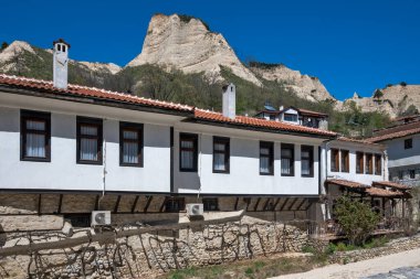 MELNIK, BULGARIA - 13 Nisan 2023: Bulgaristan 'ın Blagoevgrad bölgesindeki Melnik kasabasındaki tipik sokak ve eski evler
