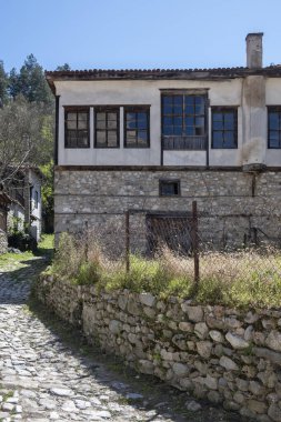 MELNIK, BULGARIA - 13 Nisan 2023: Bulgaristan 'ın Blagoevgrad bölgesindeki Melnik kasabasındaki tipik sokak ve eski evler